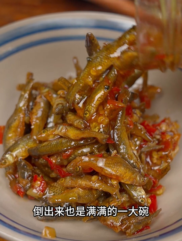 湖南的小鱼仔都是长不大的小河鱼柴火烟熏烤干用剁辣椒炒的