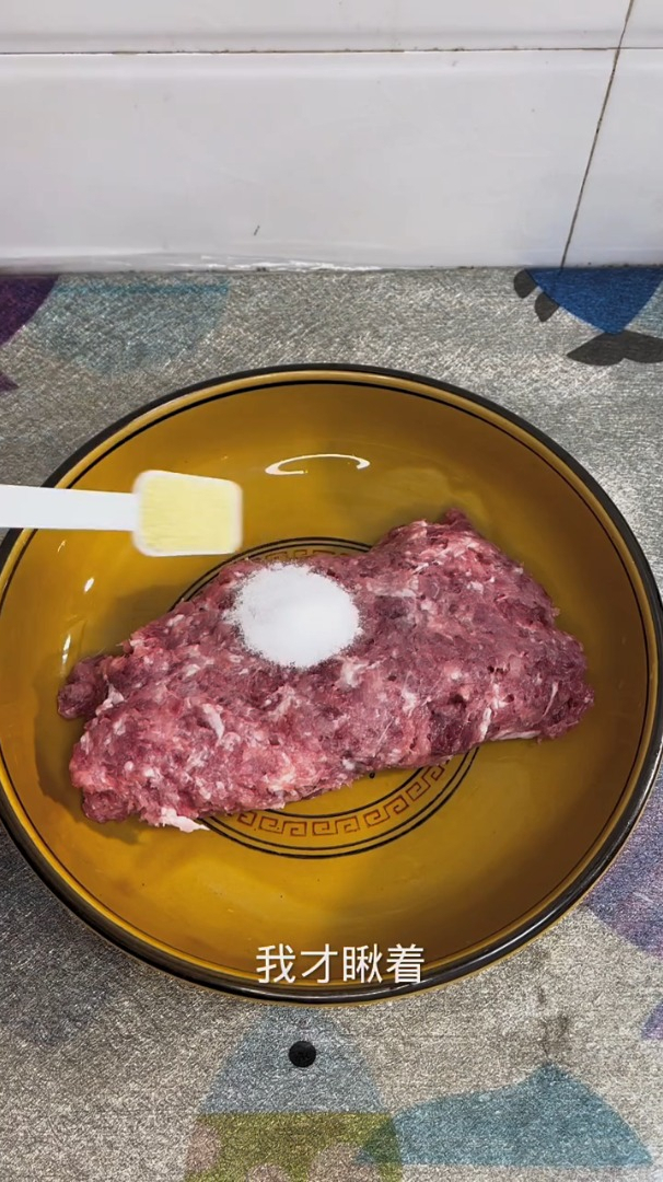韭菜肉馅饺子,还挺好吃,可以试试包着吃!