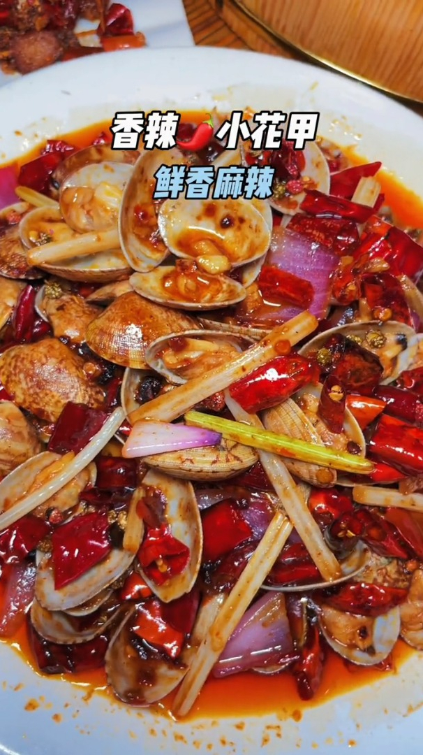 胡桃里的烤鸡真的每次吃都超喜欢,快约上朋友来听歌吃肉肉喝吧