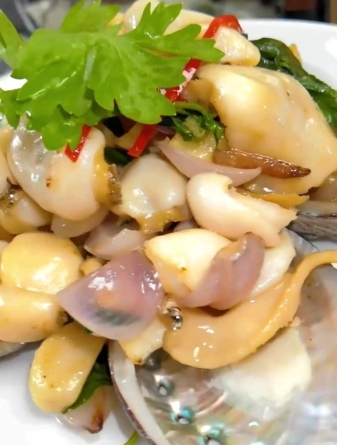 金不换蒜香鲍鱼片 配料炒香,下入鲍鱼片,猛火翻炒