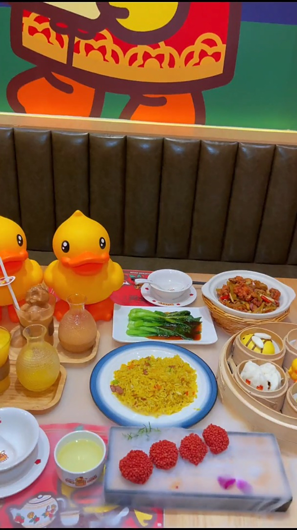 重庆超萌的小黄鸭餐厅,来吃了你也会变小可爱