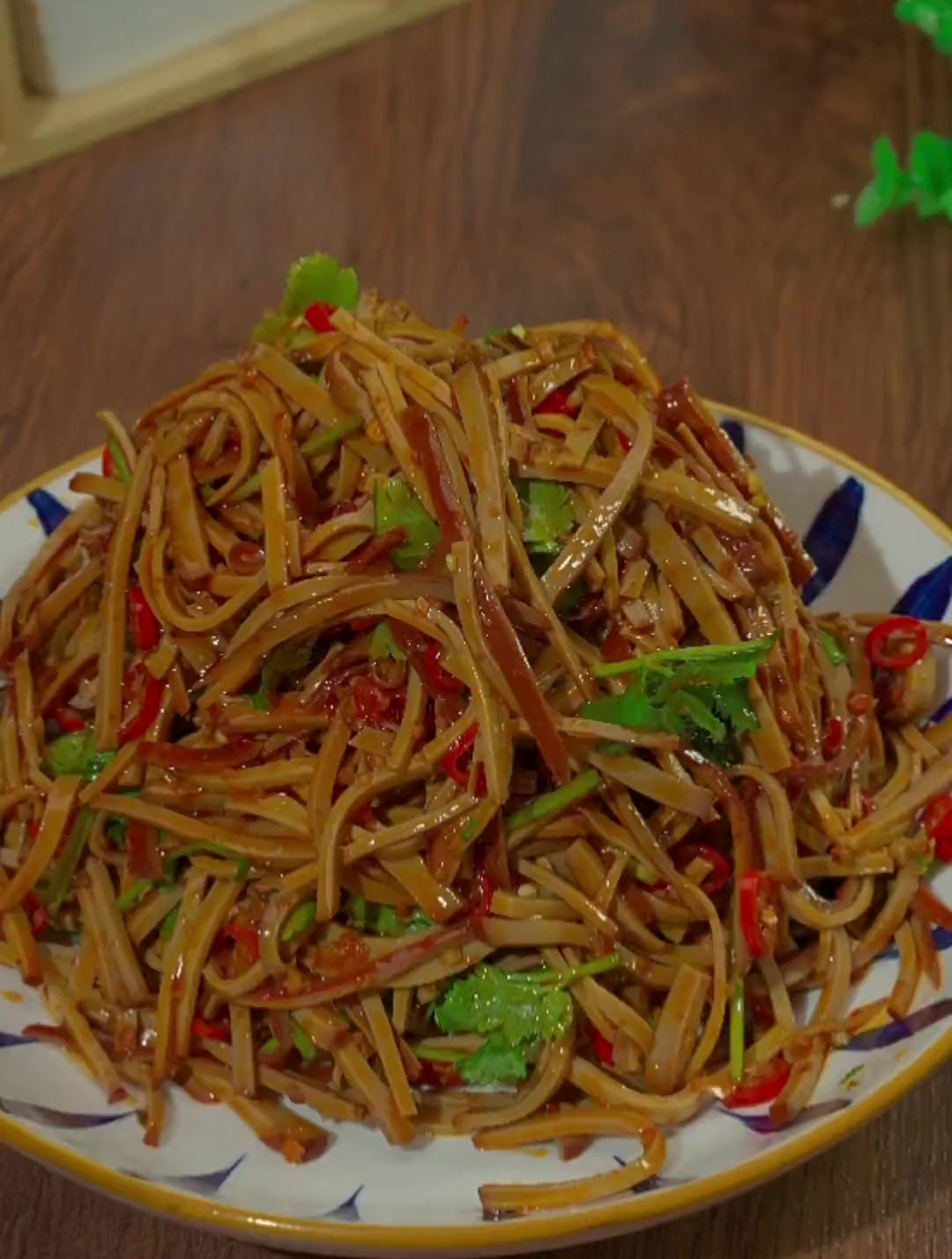 夏天到了,像我这样在家里面安排一份凉拌鸡蛋干好吃又下饭