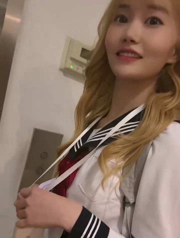 原来还有工作服呢
