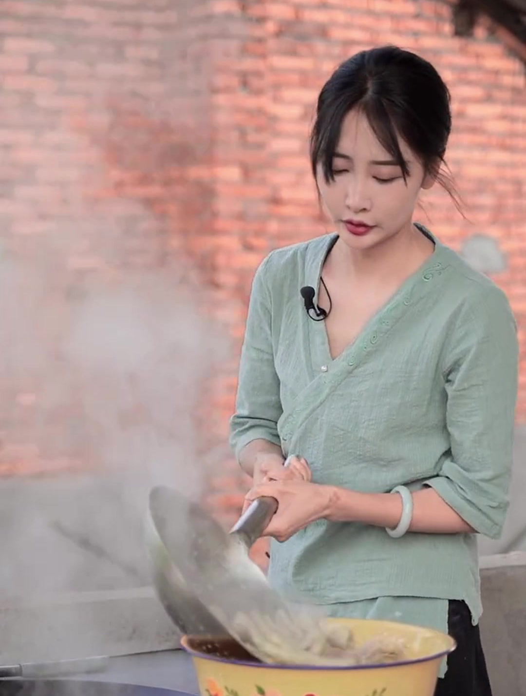 最地道也最普通的宜昌美食,一碗凉虾