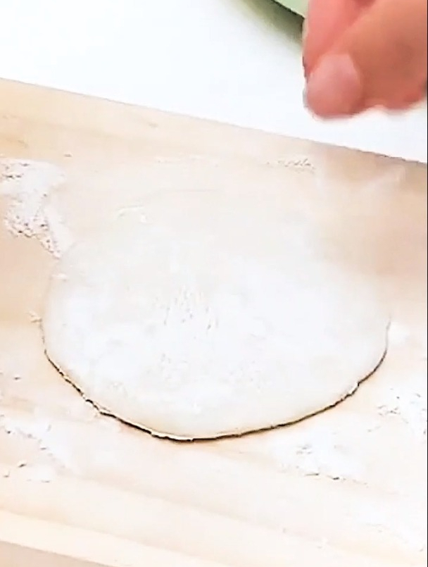 在家包饺子用它,就再也不用出去买饺子皮了!