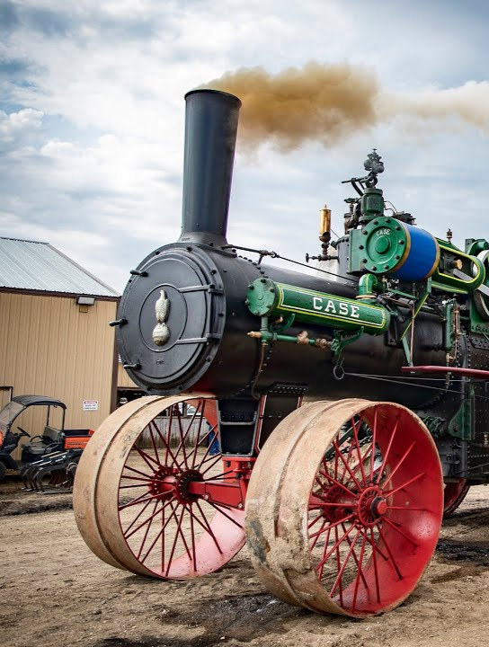 史上最大蒸汽拖拉机,拉着40个犁钩,真霸气!