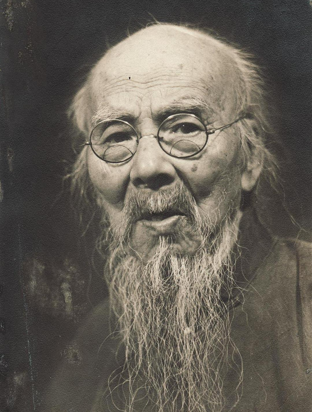 1954年齐白石画虾真实影像,90岁依旧神采飞扬,画作栩栩如生!3