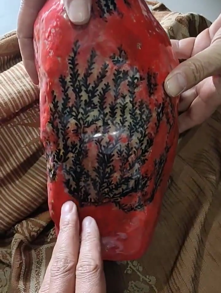 大家觉得这个鸡血石值多少?