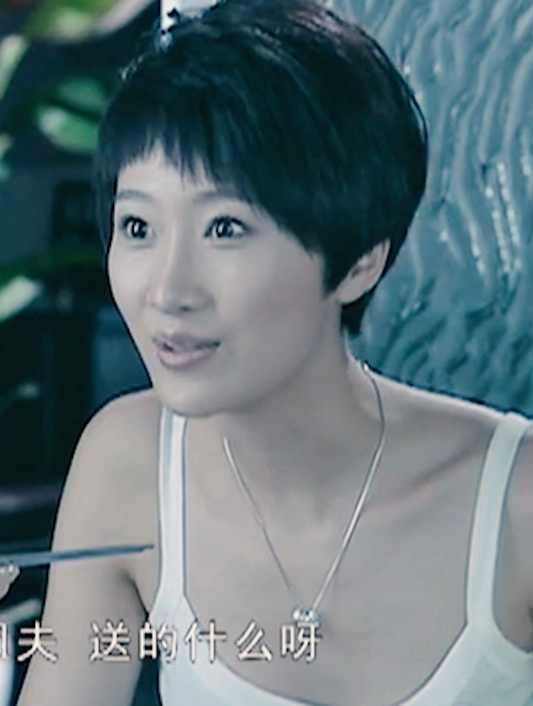 男人婚内出轨小姨子,竟然送性感内衣当作礼物,结果被老婆抓包