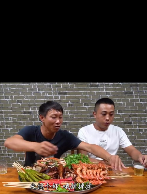阿壮夜宵搞豪华烧烤大拼盘,烤鸡烤鸭还有烤海鲜,豪言不醉不睡觉
