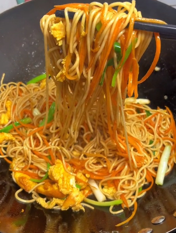 我没猜错的话全职妈妈都在家煮面条,啃面包,吃泡面,炒面