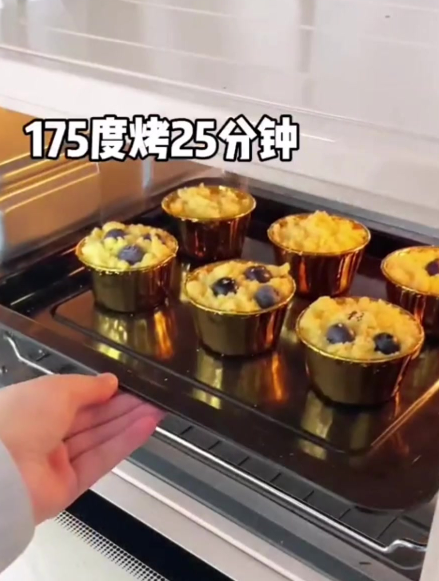 酥香外壳包裹着松软蛋糕,还有蓝莓的清甜!真的太好吃了!