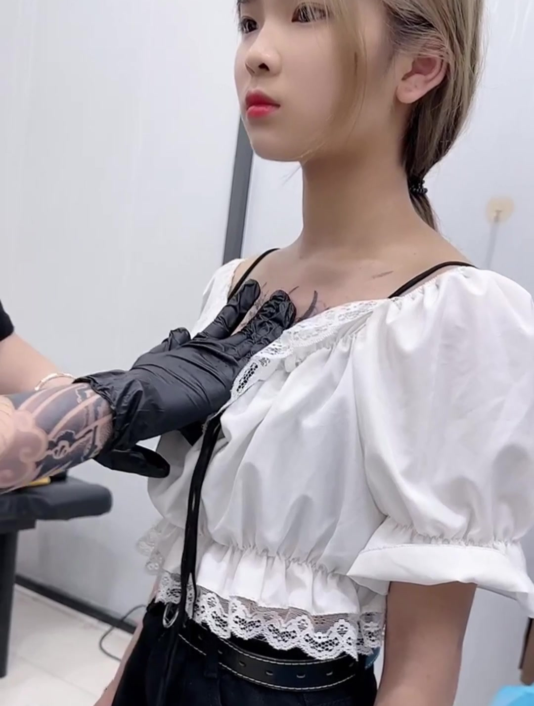 女高中生为了变美拼了,在胸前纹满纹身,妈见打系列!