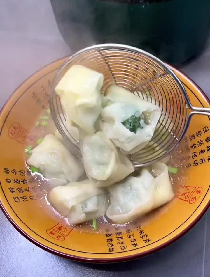 我家老人孩子都很喜欢吃荠菜馄饨,家里备点很方便