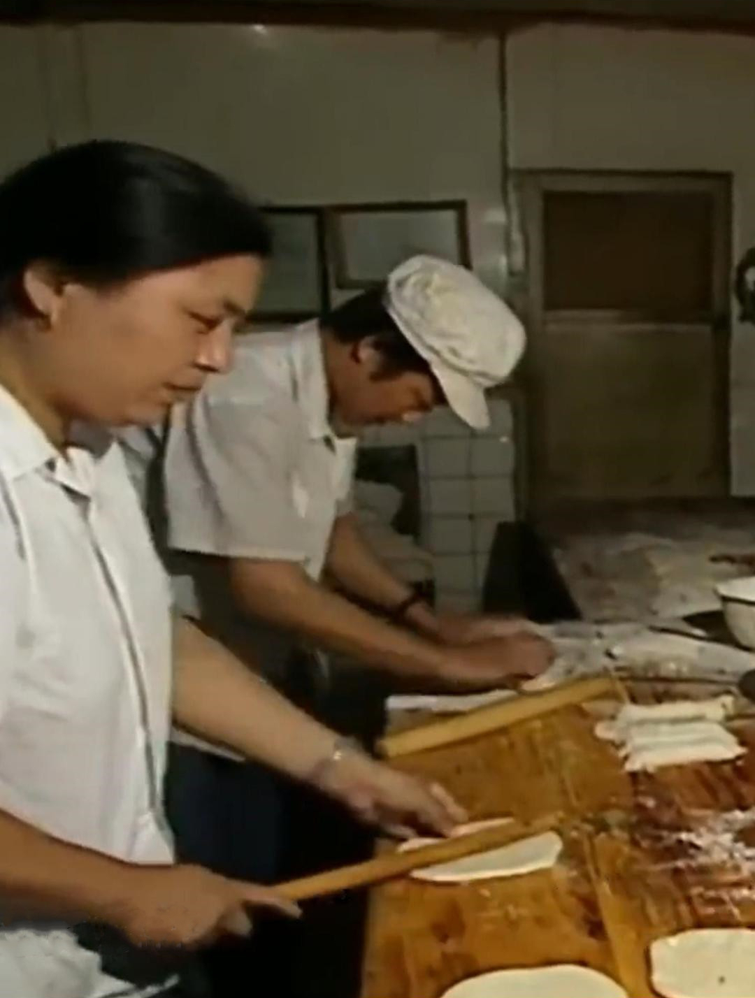 90年代东北美食真实影像,酸菜白肉炖血肠,青蛙饺子美味至极1