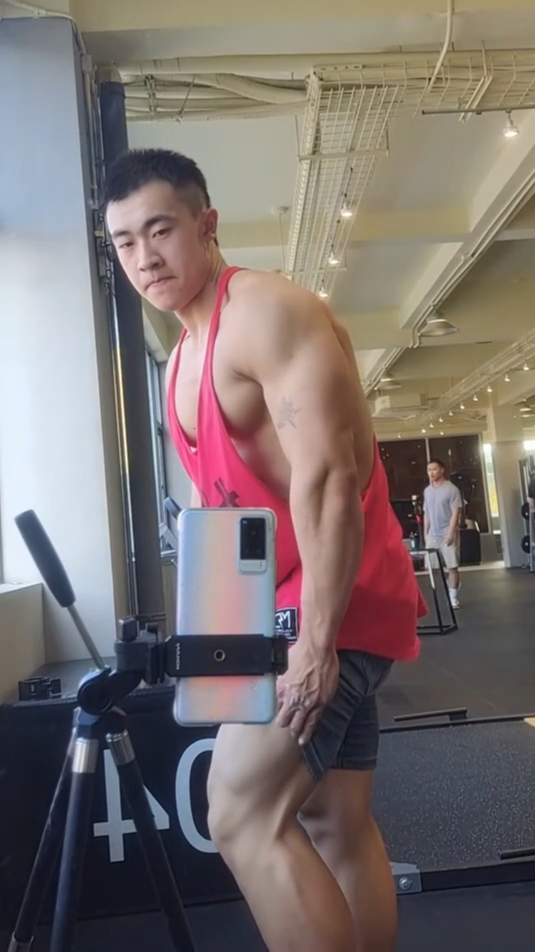 健身房里的肌肉大块头,一身腱子肉宛如雕刻,秀身材经常被围观!