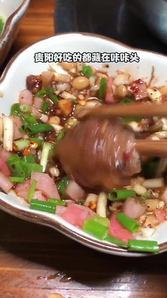 一家开在居民楼里面的龙骨烫菜,他家的骨头汤,味道很上头