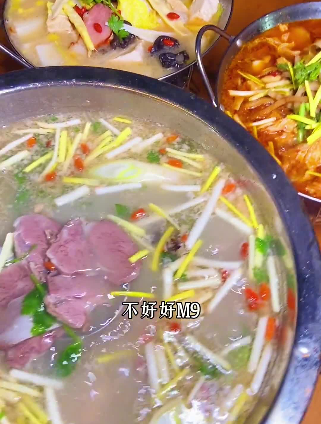 竟然靠着无限续的羊肉汤和锅仔吸引干饭人?