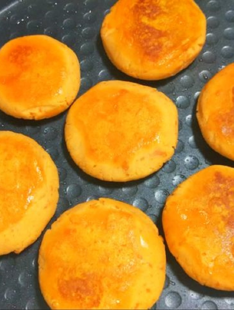 红薯饼做法,还记得小时候学校门口的油炸红薯饼吗,香甜酥脆