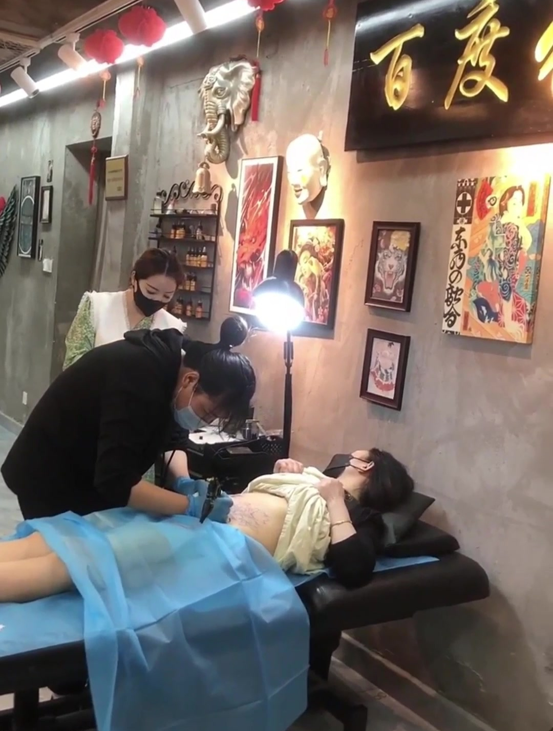 美女是个狠人,竟然在胸前纹这纹身,一定有着特殊意义