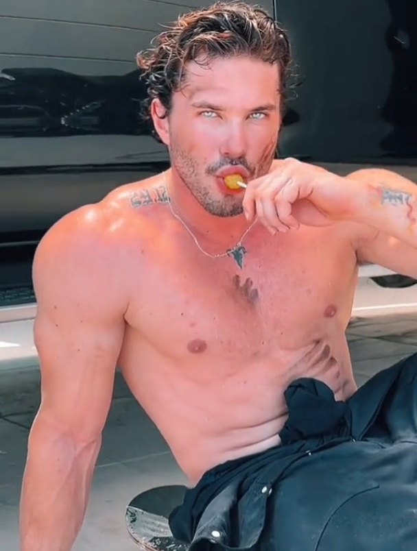 现在修车工上班的时候还能吃棒棒糖吗?扣工资……肌肉男