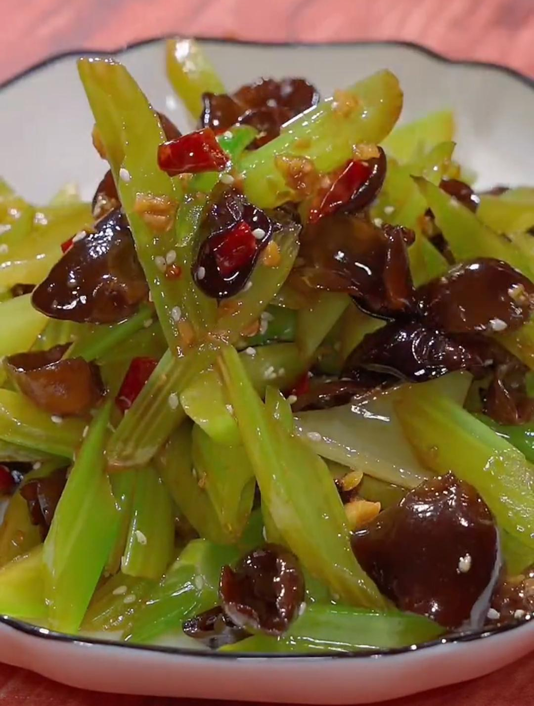 芹菜配上木耳凉拌,好吃又开胃