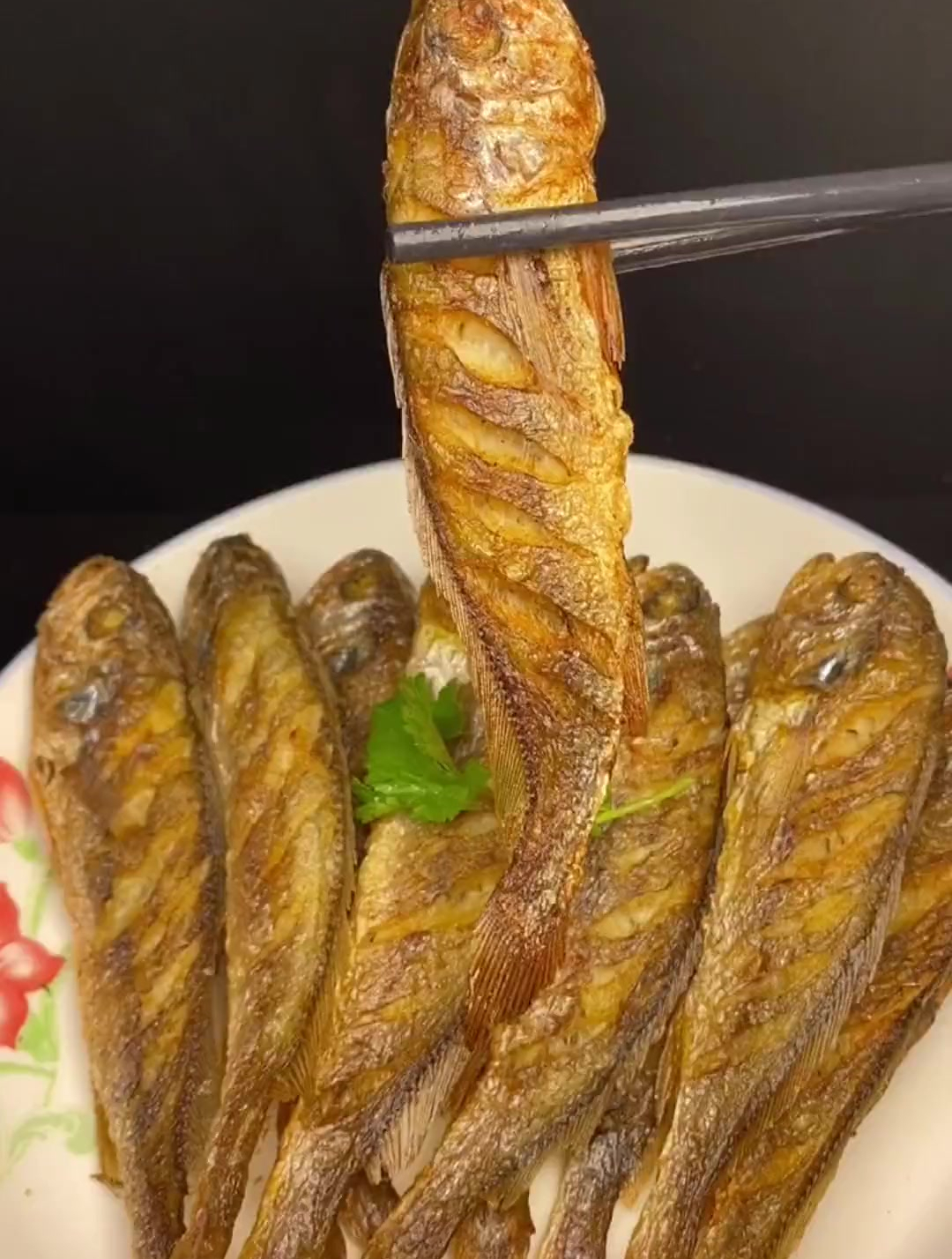 在家煎小黄花鱼,学会这几个小妙招,不粘不碎还鲜嫩