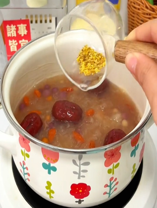 芋圆不仅可以放在奶茶里,还可以这样搭配银耳一起煮!