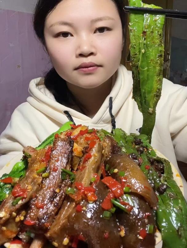 农村家常饭,虎皮辣椒炒豆豉,蕨菜,排骨,猪皮,小青菜,下饭菜