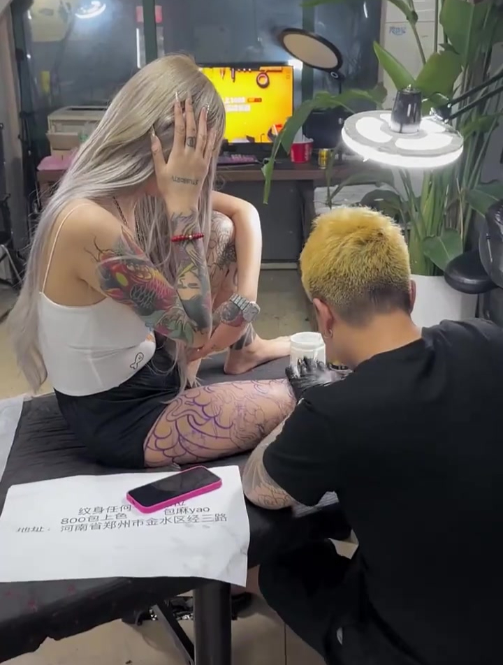 美女第一次来纹身,竟给她纹兴奋了,还向摄影师竖起了中指!