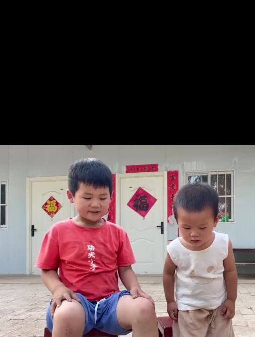 2岁宝宝向哥哥学习摸爬叉,这些童年趣事你经历过吗?