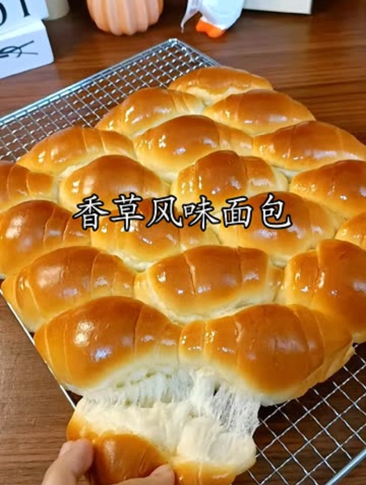 今天做了香草风味小面包,柔软的面包加上香草风味,也太好吃了吧