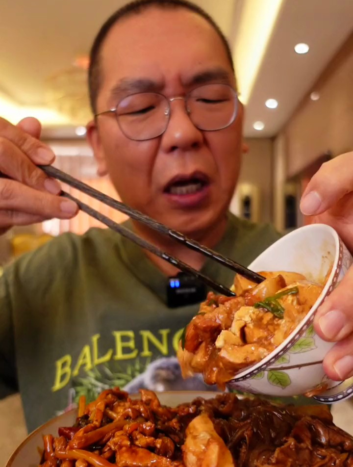 今天给平姐做了一份肥牛饭 还稍微加了一点鱼香肉丝 烧豆腐啥的