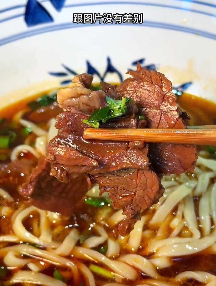 肥叔锅贴的牛肉面配上清爽的可口可乐真的绝了,安排上吧～