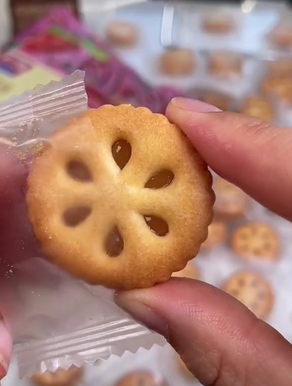 这个果酱夹心饼干小时候就很喜欢吃没想到现在还有