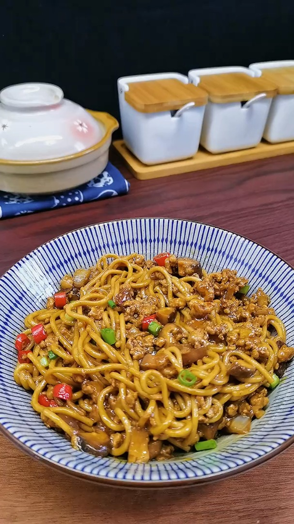 巨香一碗不够吃的香菇肉酱拌面