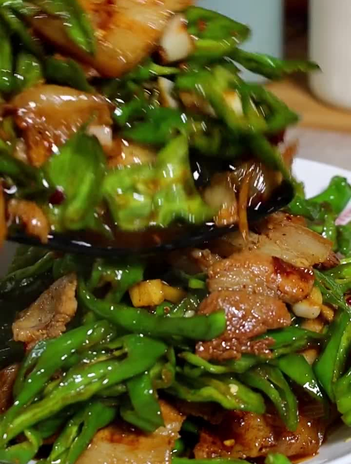 这才是辣椒炒肉最正宗的做法,你学费了吗?