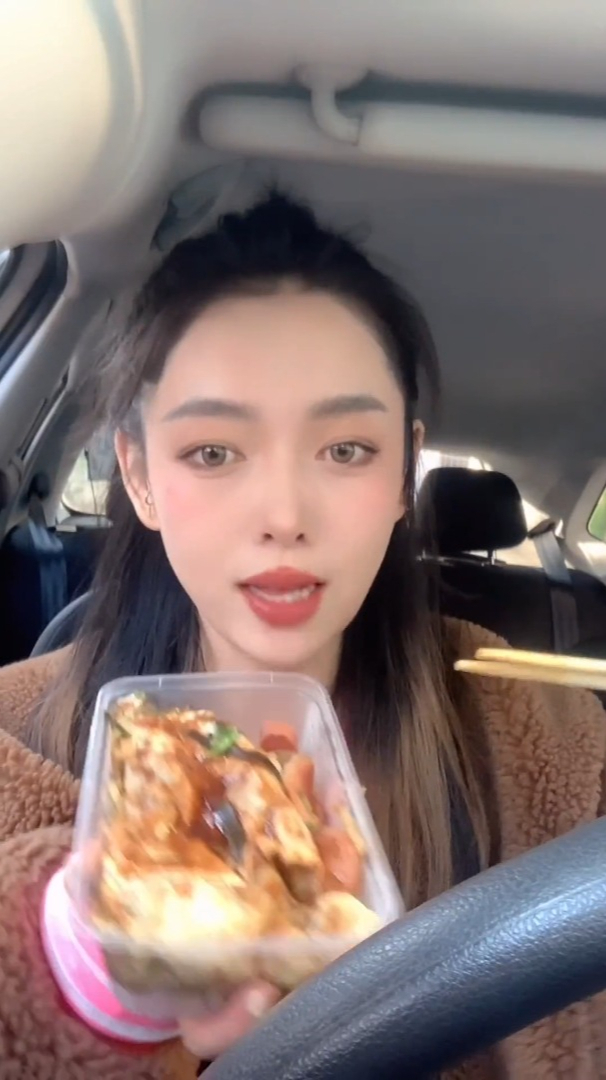 常州鸡蛋饼最多了,我咋吃起来都差不多,但这个阿姨弄得干净