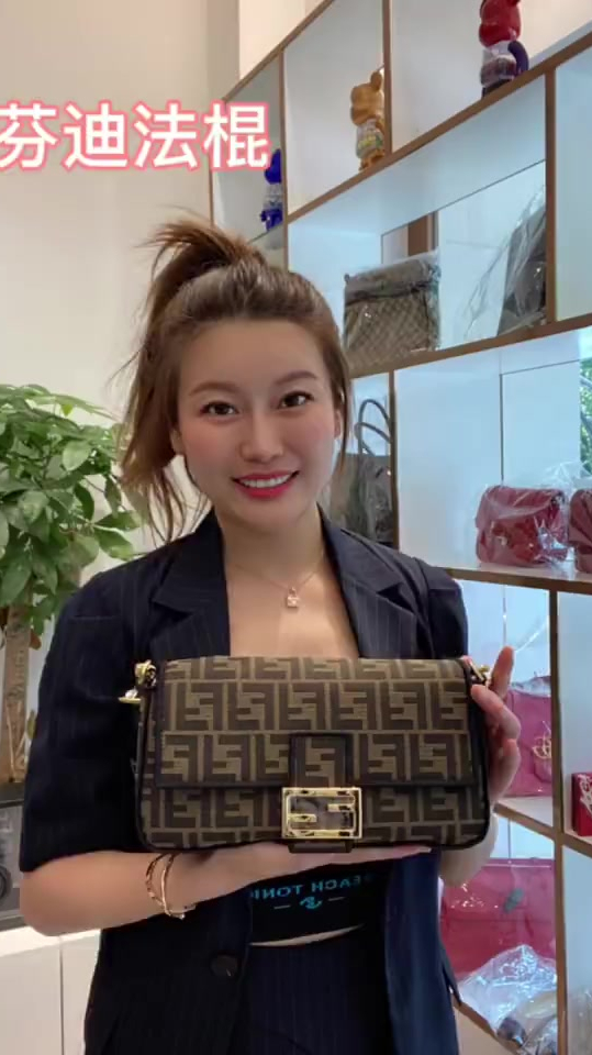 Fendi芬迪法棍中号,上身潮酷不止一点点