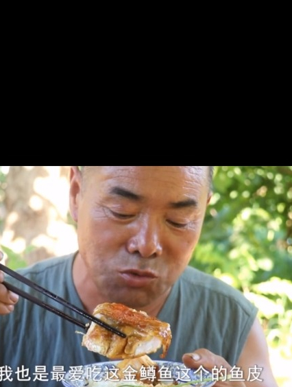鱼塘捞条大金鳟鱼,红烧鱼加鱼汤,一口下去鲜得直喊娘,过瘾