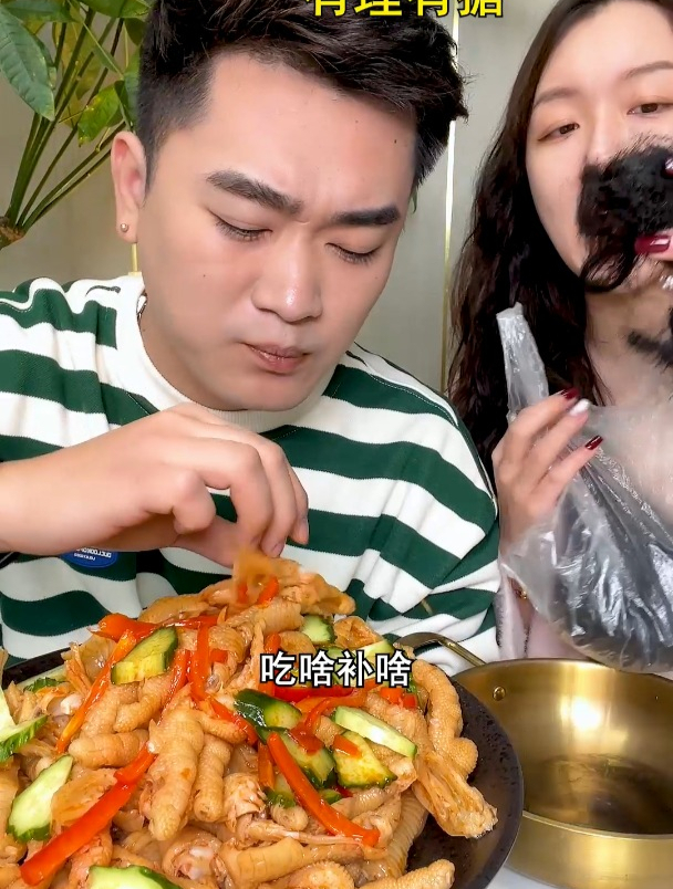 柠檬无骨鸡爪 你们猜最后花妞吃了没 情侣日常