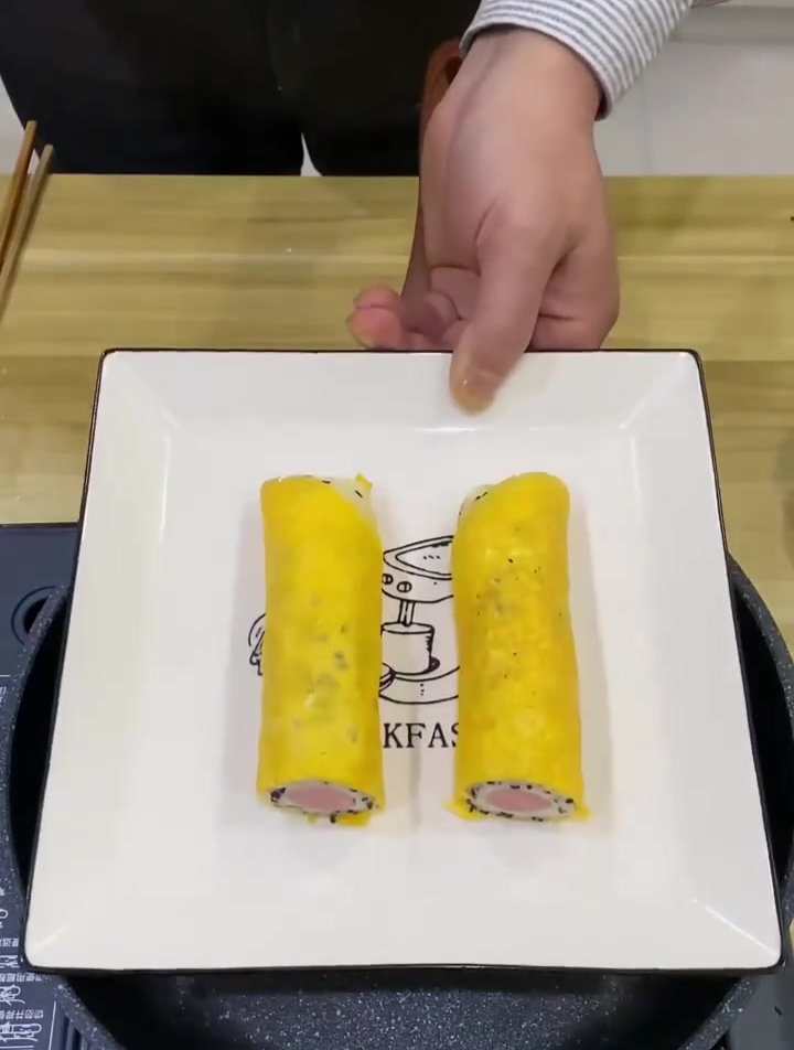 早餐火腿鸡蛋卷这样做,小孩吃不够!