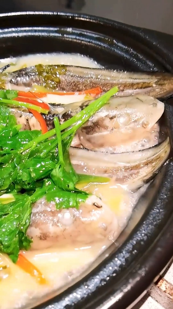 这个时候是沙毛鱼最肥最鲜美的季节,搭配酸菜肚肉绝对是一道美味