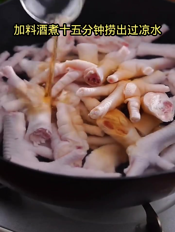 鸡爪像我这样做,酸爽过瘾,喜欢吃鸡爪的可以试一试,停不下来