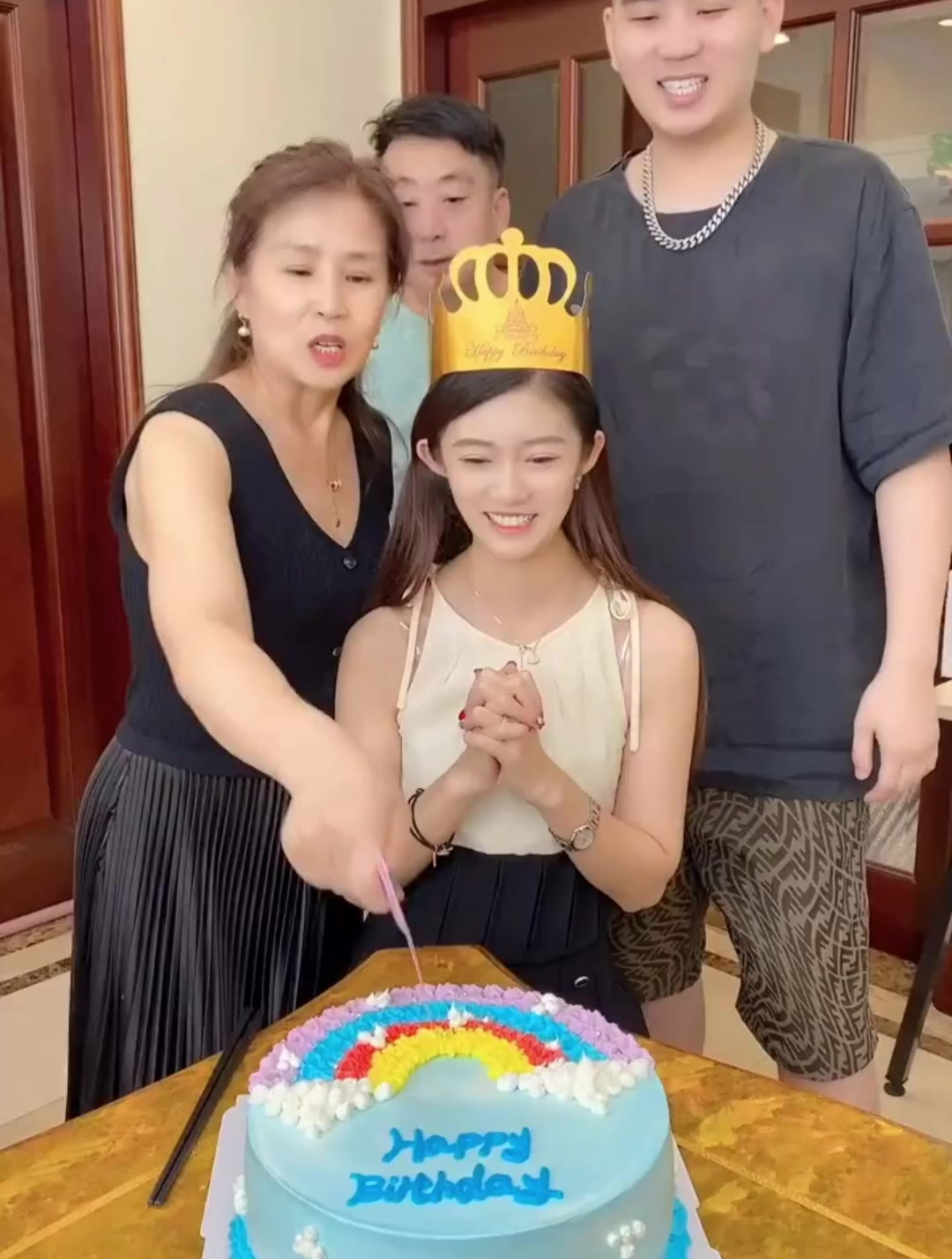 婆婆说切蛋糕也要有仪式感,……