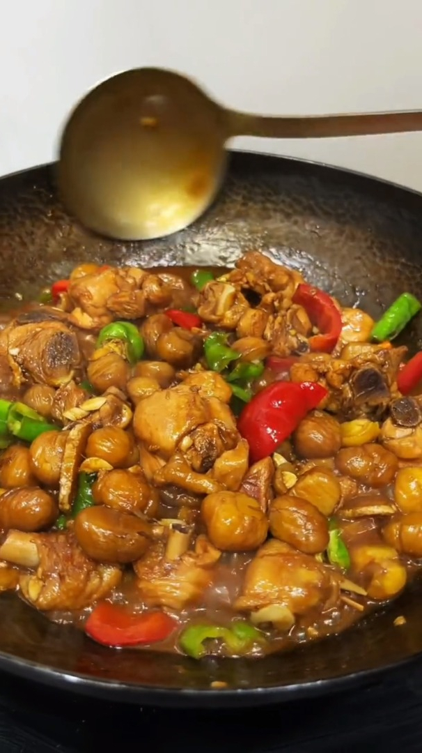 板栗烧鸡块家常做法,肉质松软味道好极了,看的口水都流出来了