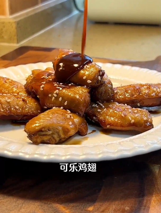 黑芝麻糊做成了蛋糕,加上没有哪个小朋友可以拒绝的可乐鸡翅