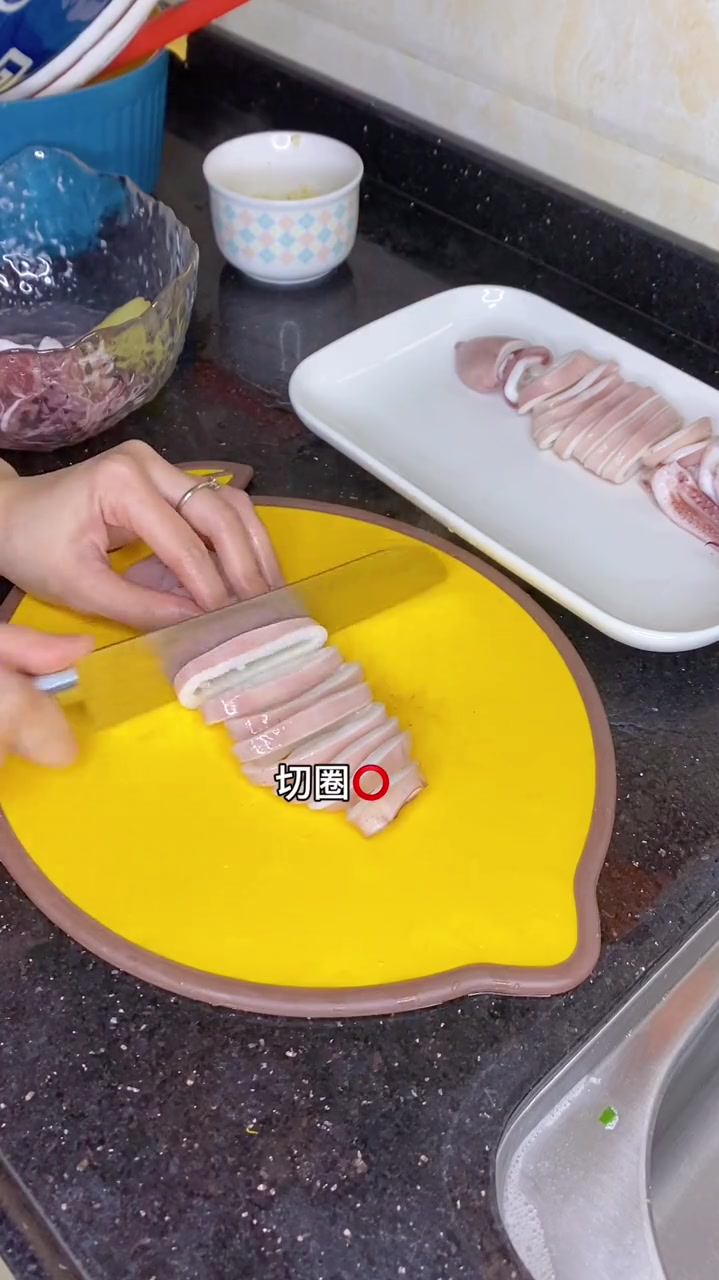 今晚有老弟爱吃的白灼鱿鱼热门日常做饭