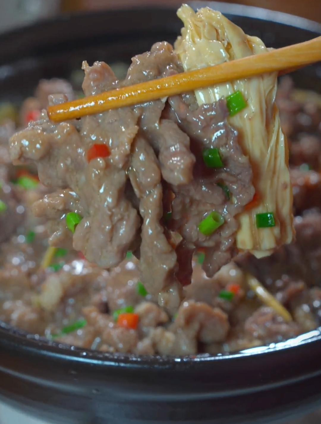 牛肉的营养非常高,每周我都会做三次这个腐竹牛肉煲给我女儿吃