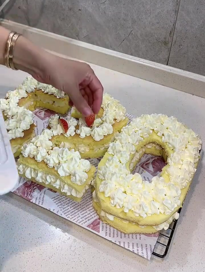 今天老外的朋友来做客,准备吃火锅,做个手打牛肉丸!